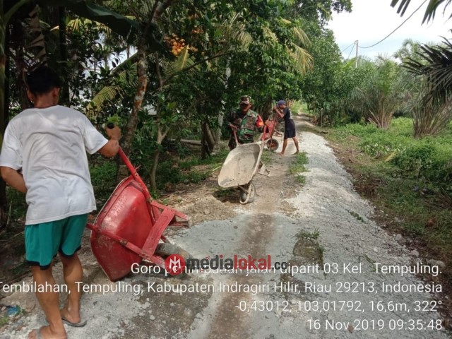 Babinsa dan Warga Kelurahan Tempuling Goro Bangun Jalan