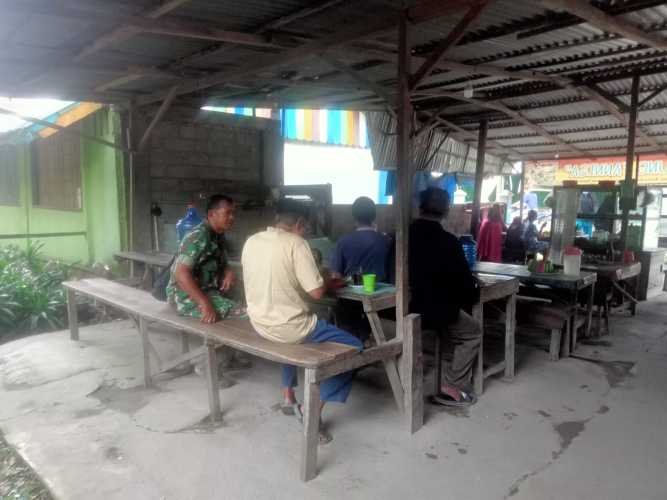 Jalin Kekompakan Antara Babinsa Koramil 09/Kemuning dan Masyarakat Desa