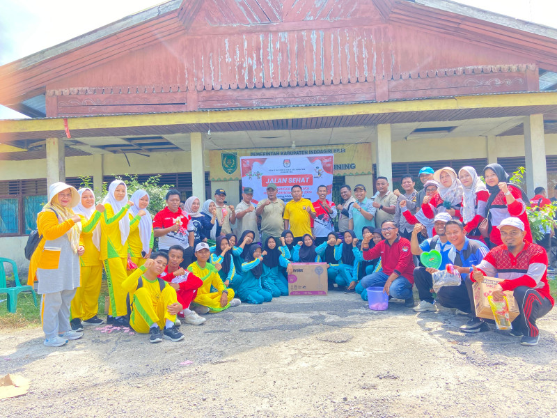 Ciptakan Kondusifitas Jelang Pilkada, PPK Kecamatan Kemuning Ajak Danramil 09/Kmg Untuk Ikuti Jalan Sehat