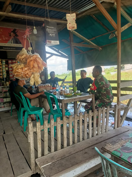 Ciptakan Silaturahmi Dengan Masyarakat Melalui Komsos Bersama Koramil 07/Reteh