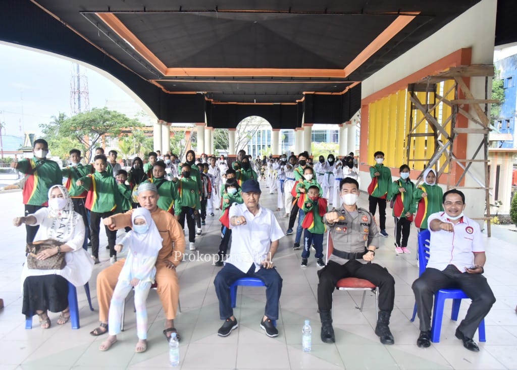 SU Lepas 27 Atlet Karate Lemkari Ikuti Kejuaraan Sokaido Cup II Se-Riau