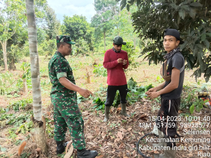 Babinsa Koramil 09/Kemuning Tetap Lakukan Patroli Karlahut