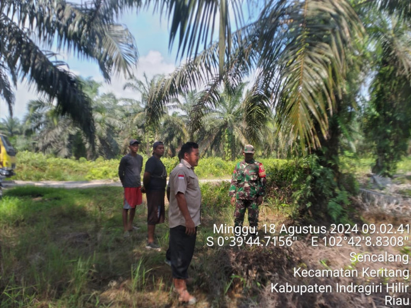 Babinsa Koramil 09/Kemuning Turun Untuk Giat Laksanakan Patroli Dengan Warga