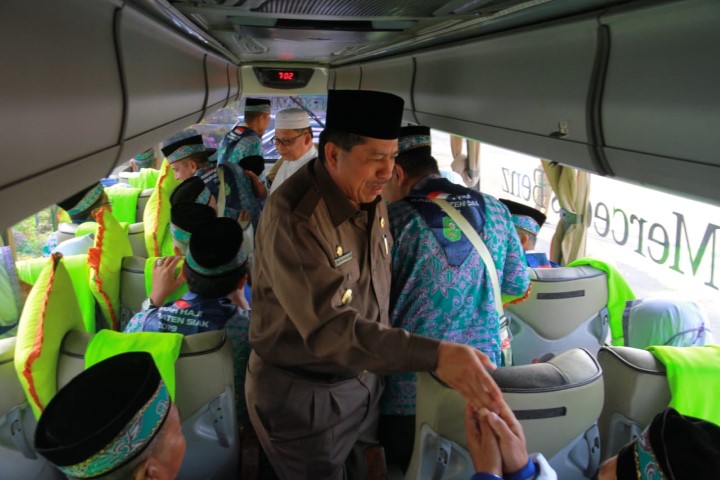 Lepas JCH Siak Menuju Embarkasi Haji Antara, Alfedri Doakan Semoga Menjadi Haji Mabrur