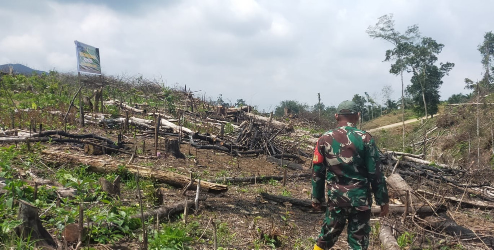 Wujudkan Rasa Kepedulian, Babinsa Koramil 09/Kemuning Damping Penanaman Padi di Kelurahan Selensen