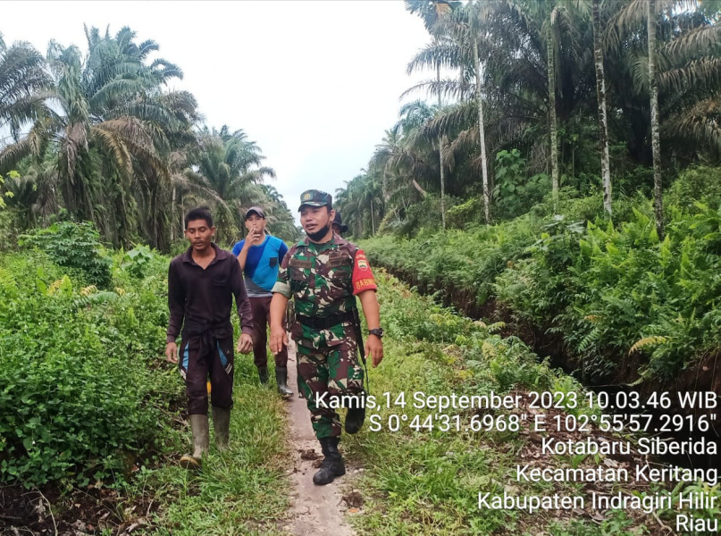 Cegah Kebakaran, Babinsa Koramil 09/Kemuning Turun Bersama Masyarakat