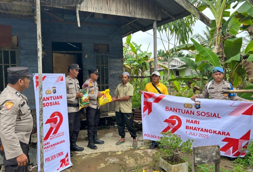 Hari Bhayangkara Ke-79: Polsek Enok Laksanakan Bansos kepada Masyarakat