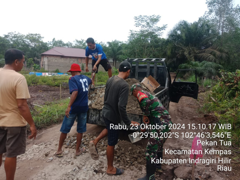 Bergerak Bersama Rakyat, Babinsa Koramil 03/Tpl Gotong Royong Timbun Jalan Berlubang