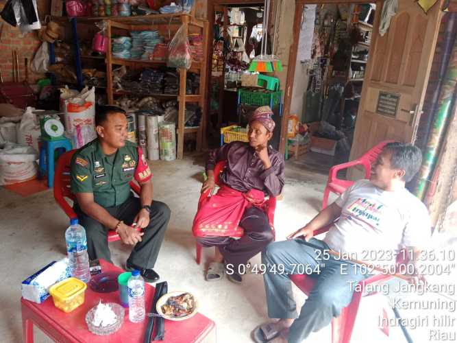 Babinsa Koramil 09/Kemuning Pupuk Tali Silaturrahmi Dengan Warga