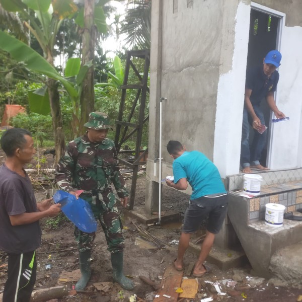 Satgas TMMD Ke 123 Kodim 0314/Inhil Bersama Warga Kompak Mulai Plamir Dinding MCK