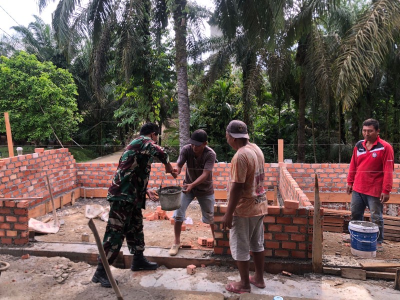 Babinsa Koramil 09/Kemuning Turut Angkat Cangkul, Gotong Royong Bangun Musholla di Keritang Hulu