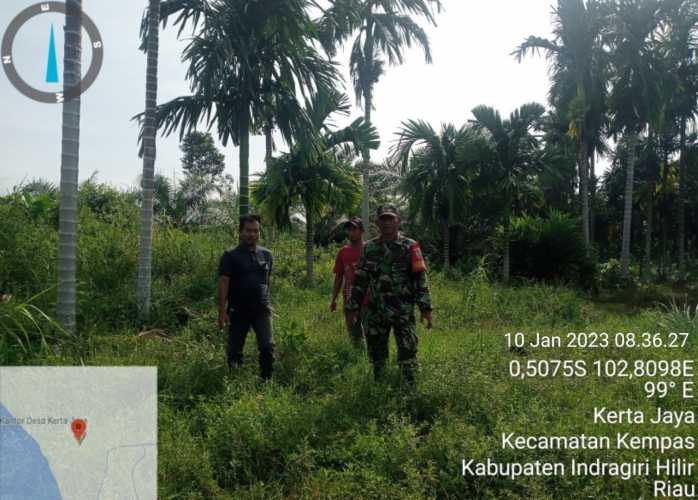 Serka Hendra Putra Babinsa Koramil 03/Tpl Aktif Lakukan Patroli Karhutla di Desa Binaan
