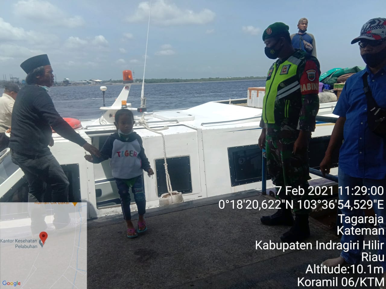 Babinsa Koramil 06/Kateman Pantau Aktivitas di Pelabuhan Syahbandar Guntung