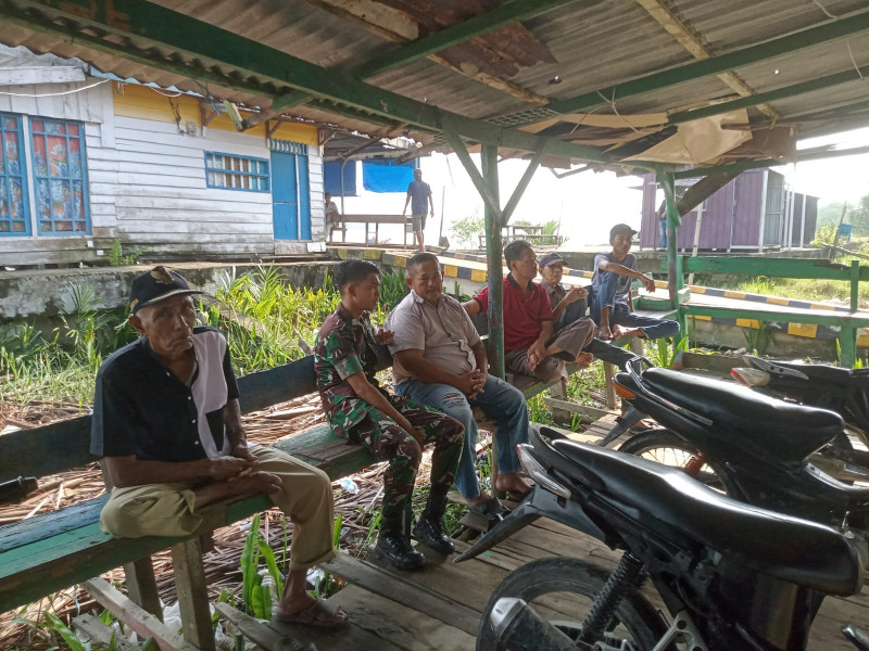 Babinsa Pratu Salman Saling Berbagi Informasi Di Binaan Guna Jaga Kedekatan Dengan Warga