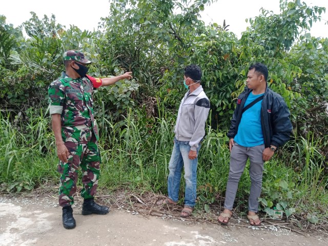 Babinsa Koramil 04/Kuindra Terus Aktif Laksanakan Patroli dan Sosialisasi Karhutla