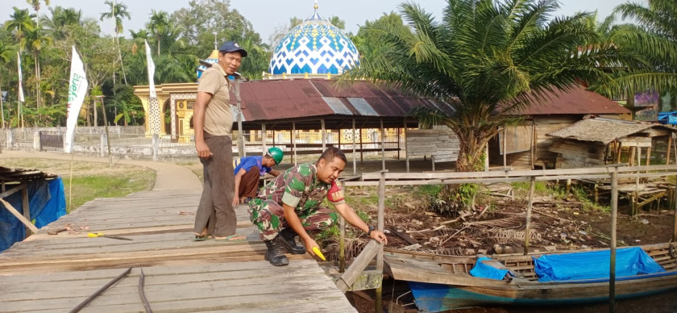 Babinsa Koramil 05/Gas Serda Guntur Goro Bersama Masyarakat Memperbaiki Jembatan