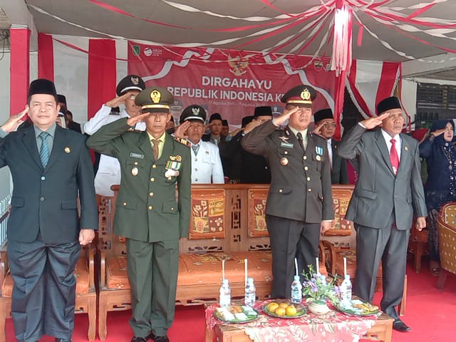 Danramil 03/Tpl Kapten Inf Riswanto Mengikuti Upacara HUT RI Ke-78 Tingkat Kecamatan Tempuling