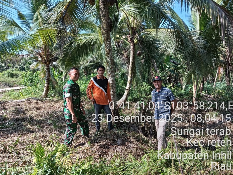 Babinsa Koramil 07/Reteh Laksanakan Patroli Tapal Batas di Desa Sungai Terap