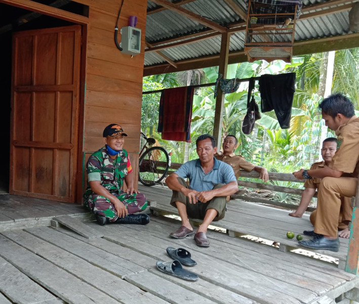 Wujud Sinergitas, Babinsa Komsos Dengan Perangkat Desa dan Ketua RT