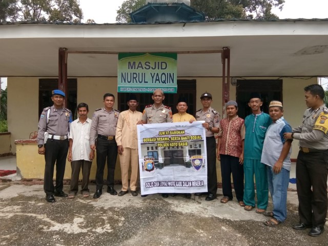 Ipda Suryawan Kunjungi Masjid Nurul Yaqin, Ini Yang Diserahkannya. 