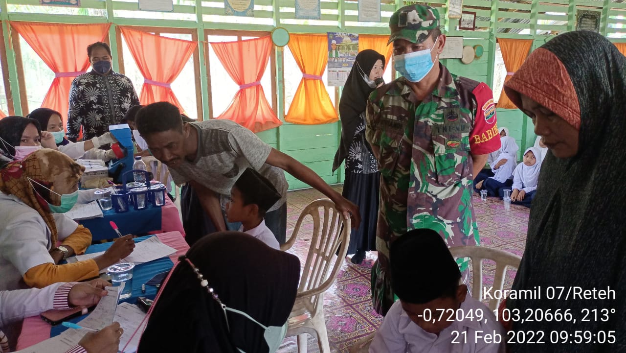 Babinsa Koramil 07/Reteh Lakukan Vaksin Sinovac di MTS dan MI Nurul Hidayah Kelurahan Pulau Kijang