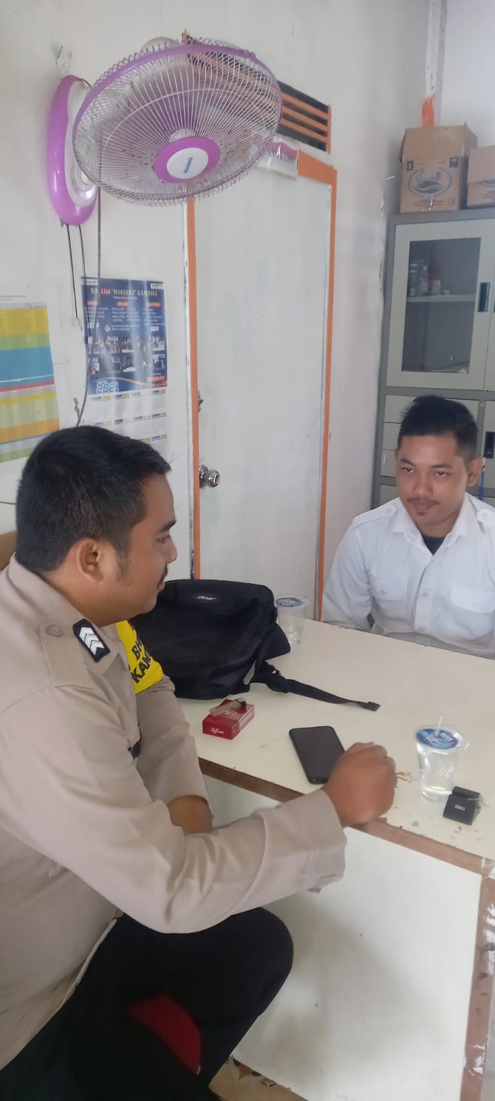 Ajak Jaga Keamanan Bhabinkamtibmas Desa Gembira Brigadir Sebi Kurniawan Sambang di Kantor Desa Agar Tercipta Pelayanan Yang Terbaik Bagi Masyarakat