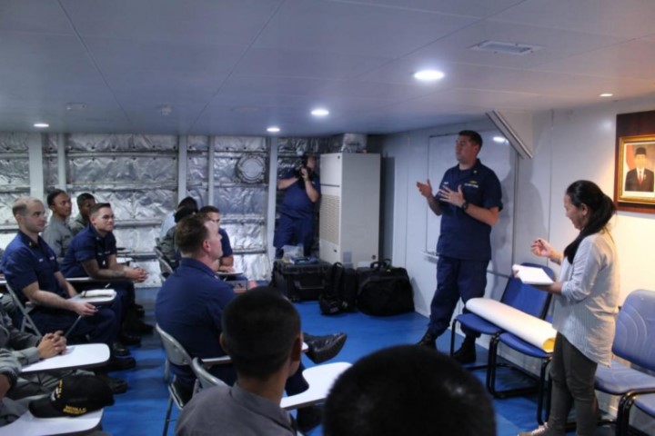 Capt. Nyoto Kenalkan KN Tanjung Datu 301 Kepada USCGC Stratton