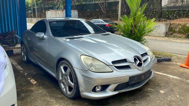 Bea Cukai Batam Lelang 7 Unit Mobil Mewah