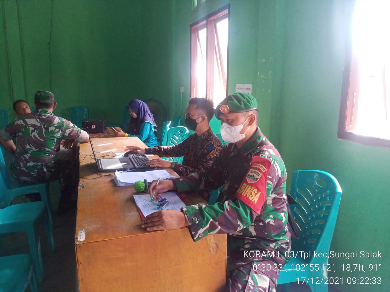 Dukung Vaksinasi Bagi Masyarakat, Babinsa Koramil 03/Tempuling Aktif Dampingi Pelaksanaannya