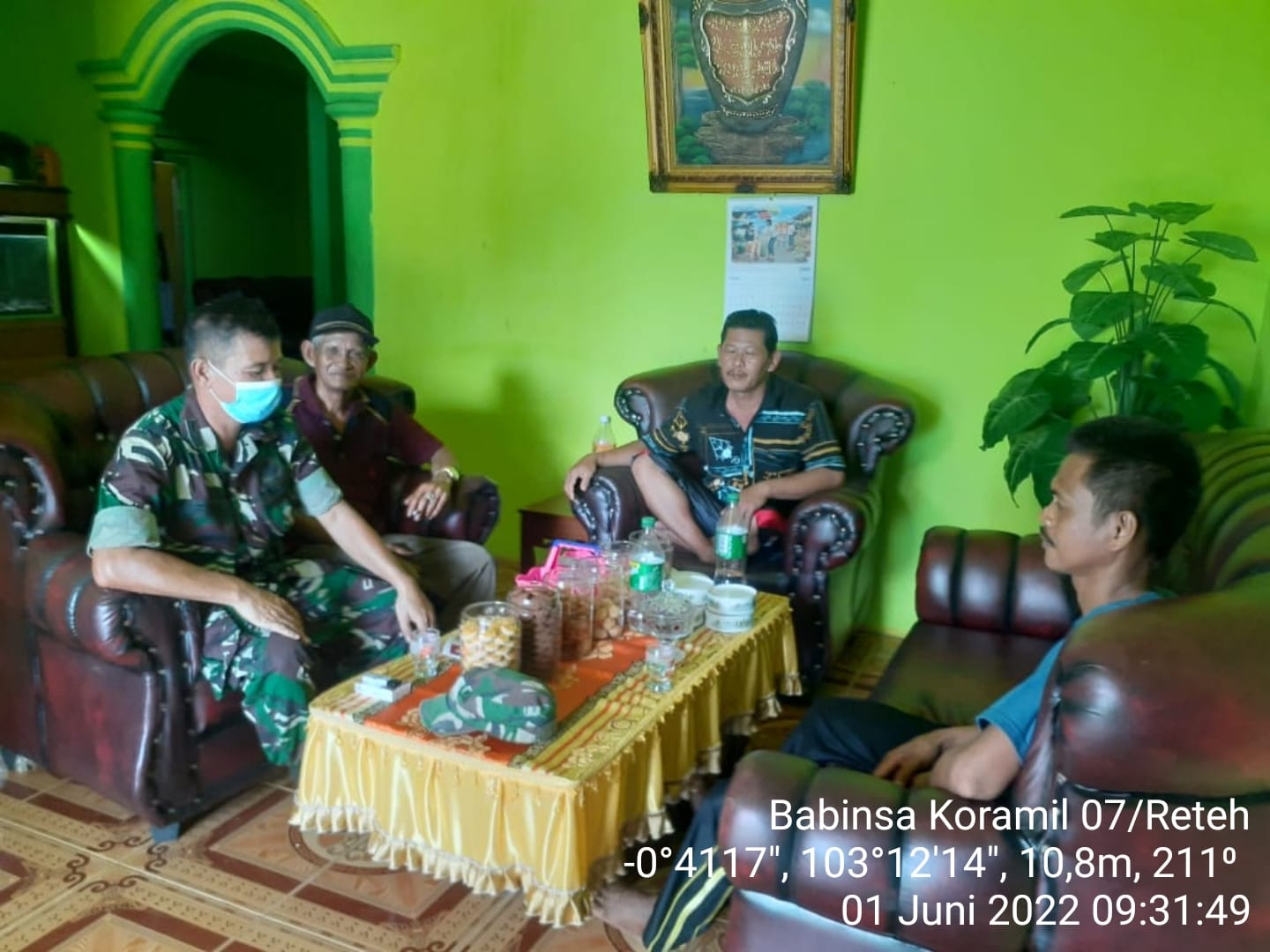 Tingkatkan Komsos Bersama Warga, Pelda Nofiandi Terus Bersilaturahmi dan Menjaga Keamanan Desa