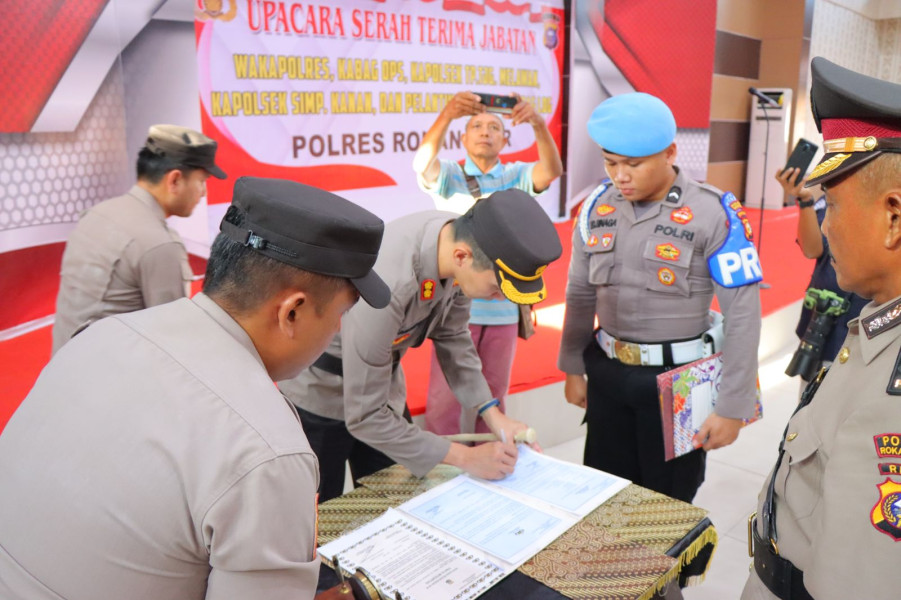 Kapolres Rohil Pimpin Upacara Serah Terima dan Pengambilan Sumpah Jabatan Waka Polres, Kabag dan Kapolsek di Rohil