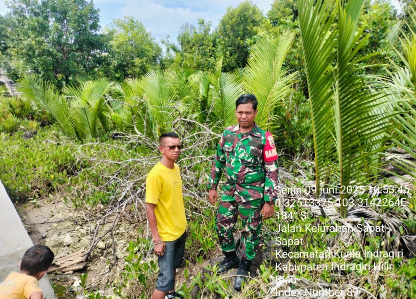 Babinsa Koramil 04/Kuindra Rutin Melakukan Patroli dan Sosialisasi Karhutla di Kelurahan Sapat dan Sekitar