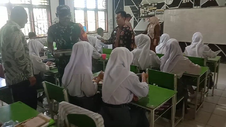 Babinsa Koramil 09/Kemuning dan Tim SPPG Bersinergi untuk Meningkatkan Kesehatan dan Gizi Masyarakat