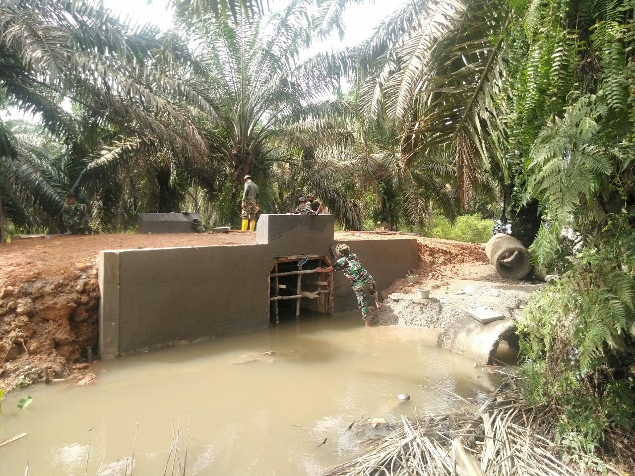 Pengerjaan box culvert Satgas TMMD ke-110 Kodim 0313 KPR Capai 95%