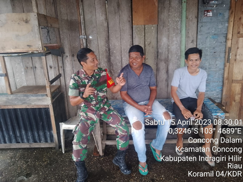 Babinsa Koramil 04/Kuindra Jaga Keamanan Desa Melalui Komsos