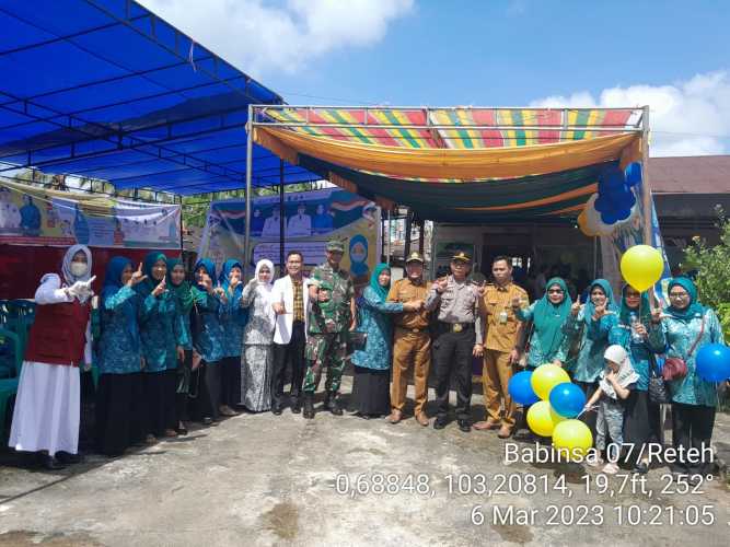 Pemberian Vaksin Polio Kepada Masyarakat Yang di Hadiri Danramil 07/Reteh