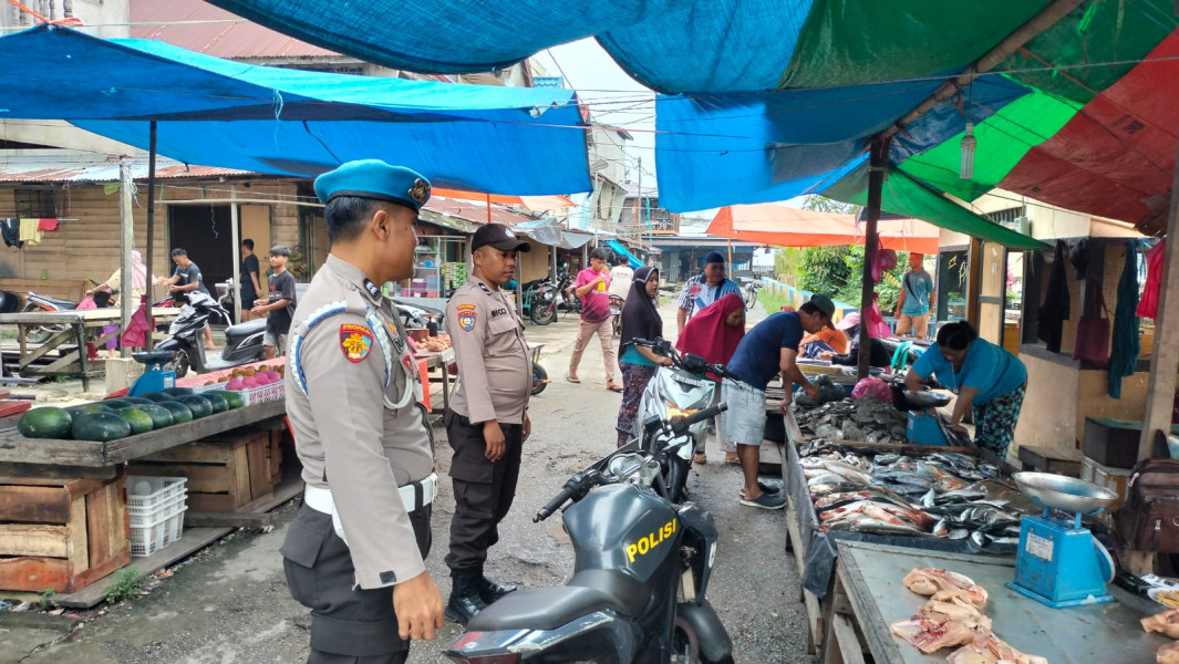 Jaga Ketertiban Dan Keamanan Personil Polsek Gaung Aiptu Dolar Berlianto Pasaribu Melaksanakan Patroli di Seputaran Pasar Kuala lahang