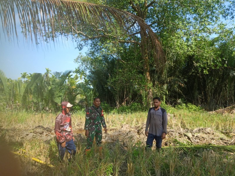 Babinsa Koramil 07/Reteh Jaga Lingkungan dari Bahaya Karhutla