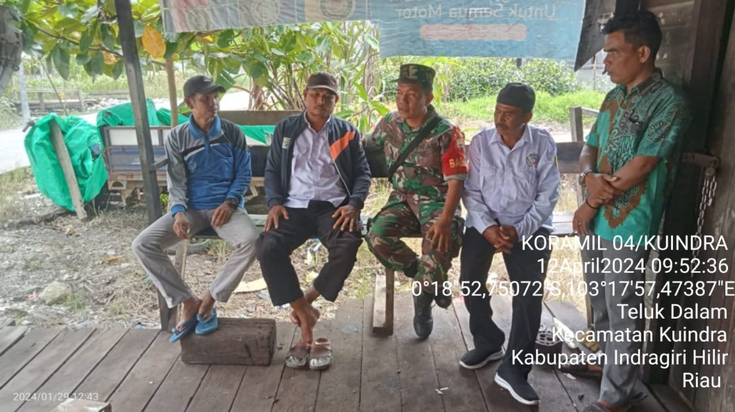 Ciptakan Solidaritas dan Kekompakan Melalui Komsos Babinsa Koramil 04/Kuindra Bersama Warga