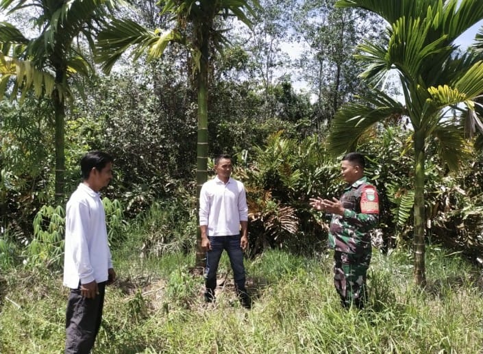 Terus Jaga Tapal Batas, Babinsa Koramil 03/Tempuling Bersama Warga Giat Patroli di Kelurahan Kempas Jaya