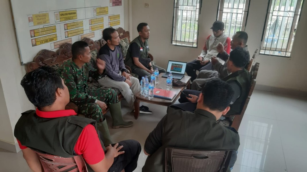 Komsos Babinsa Koramil 07/Reteh Meningkatkan Keamanan dan Ketertiban di Desa Patah Parang