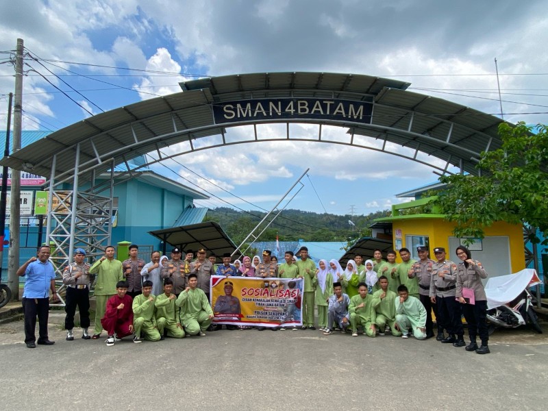 Kegiatan Sosialisasi Cegah Kenakalan Remaja Di SMAN 4 Batam, Polsek Sekupang Gandeng Komite Sekolah Dan LPM Tiban Lama Kegiatan Sosialisasi Cegah Kenakalan Remaja Di SMAN 4 Batam, Polsek Sekupang Gandeng Komite Sekolah Dan LPM Tiban Lama