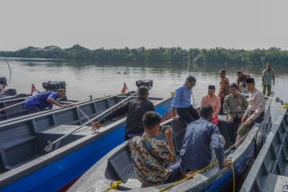 Tiga Kelompok Nelayan di Okura Terima Bantuan Kapal dari Gubri Syamsuar
