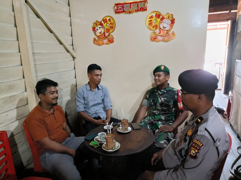 Babinsa Koramil 05/Gas Pratu Abd Hapiz Laksanakan Patroli Bersama Anggota Polsek Gas Guna Jaga Situasi Menjelang Pengumuman Peserta Calon Bupati Inhil