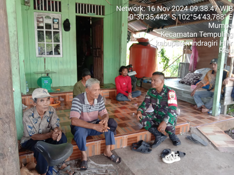 Bersama Tomas Dan Pemuda, Babinsa 03/Tpl Jalankan Komsos Terkait Pilkada