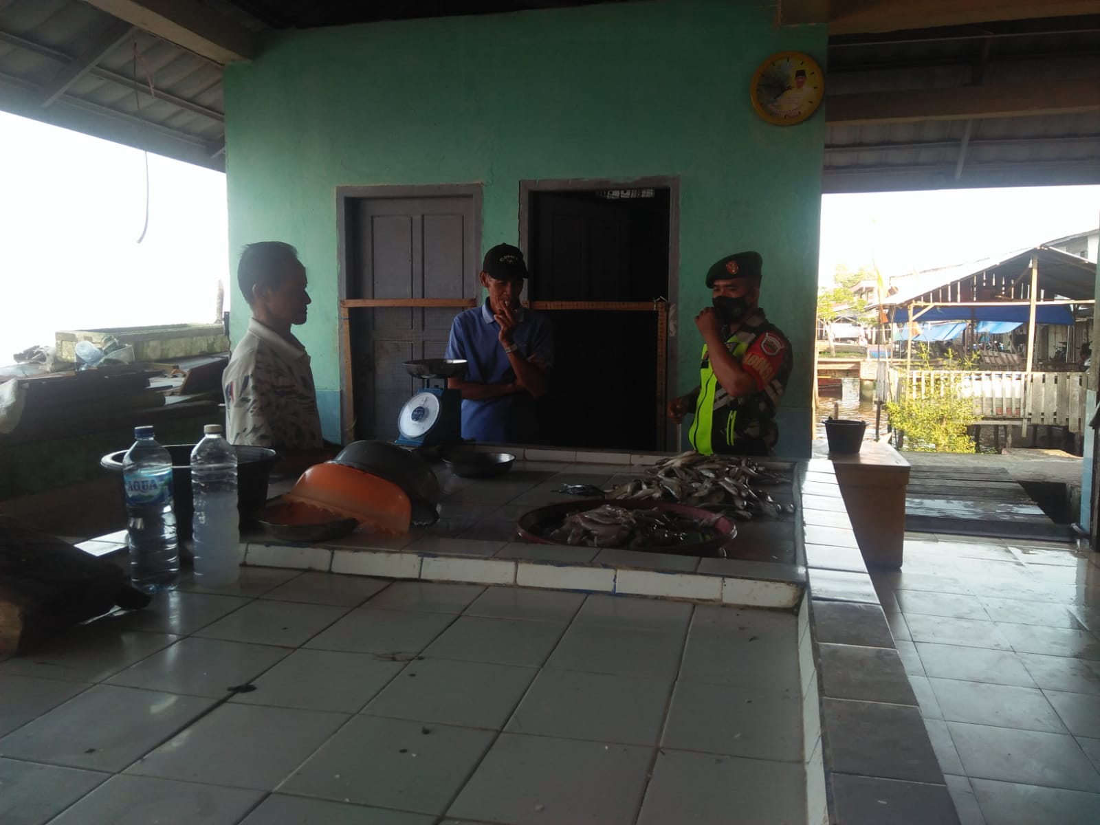 Penegakan Disiplin Prokes dan Himbauan Kepada Warga Oleh Anggota Koramil 04/Kuindra