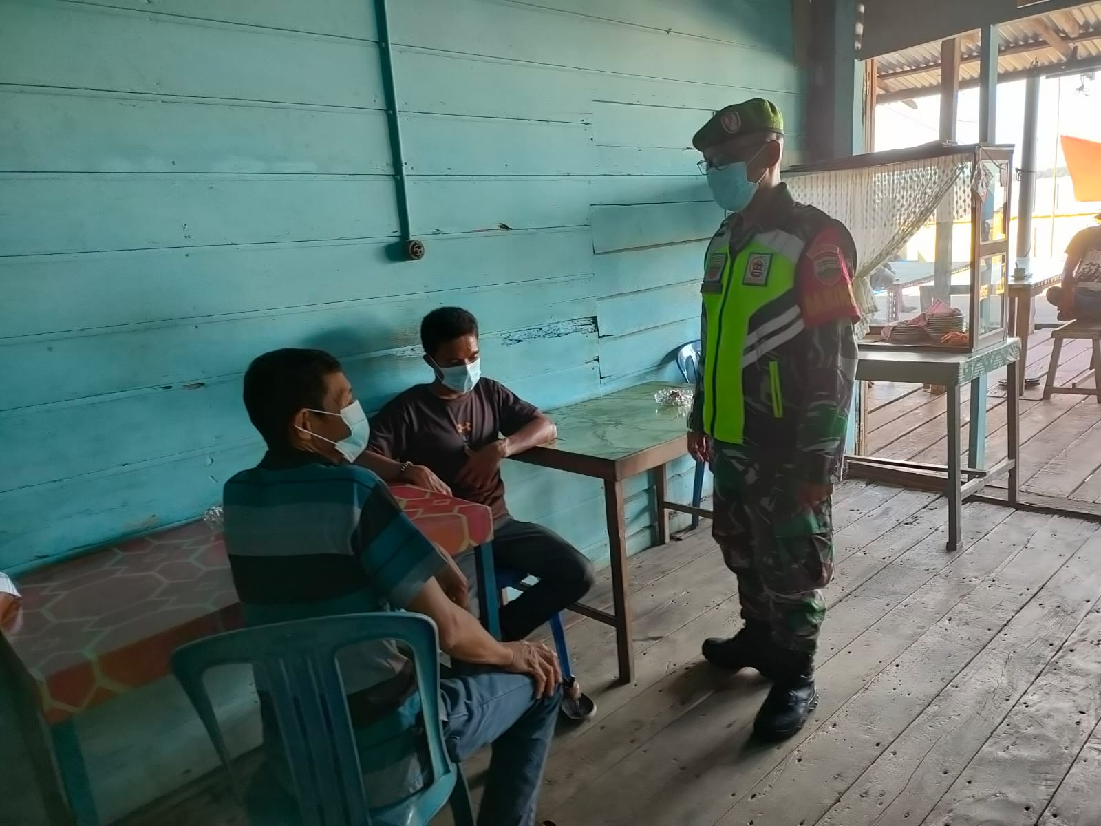 Himbauan Terkait Penerapan Prokes di Tempat Keramaian Oleh Anggota Koramil 04/Kuindra