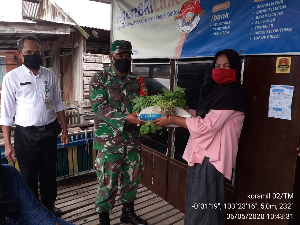 Babinsa Kuala Enok Bantu Aparatur Kelurahan Salurkan Bantuan PKH