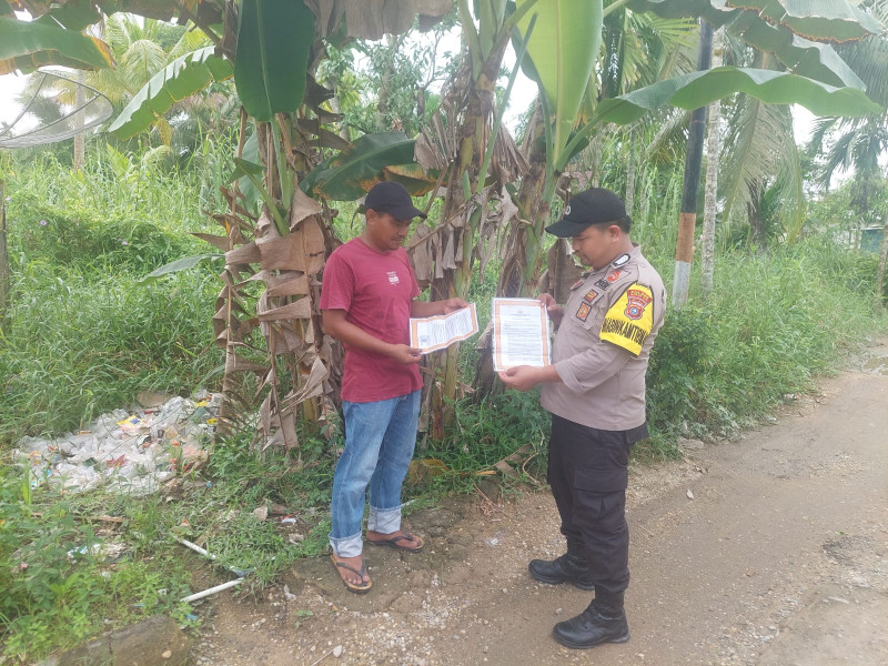 Bhabinkamtibmas Desa Kuala Gaung Bripka Arani Ade Candra Laksanakan Sosialisasi dan Penyebaran Maklumat Kapolda Riau