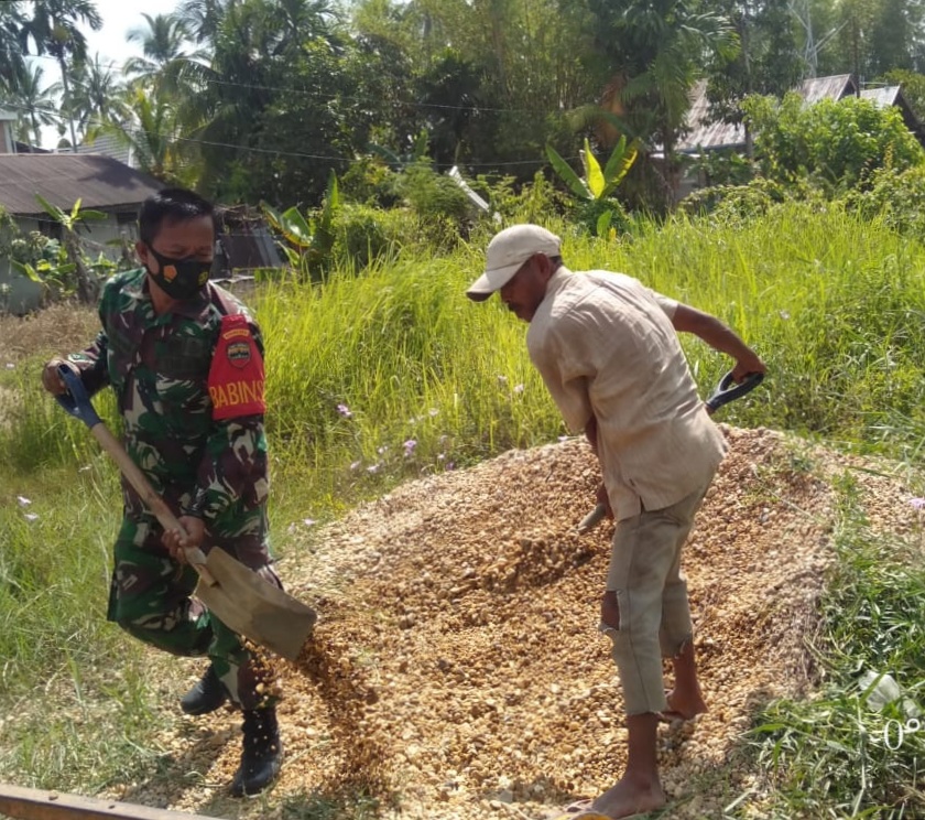 Bersama Warga, Babinsa Koramil 04/Kuindra Goro Perbaiki Jalan Rusak